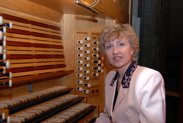 Liudmila Matsyura ante el teclado del órgano blancafort