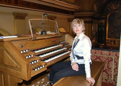 Liudmila ante el teclado del órgano de la Real Iglesia P. de San Ginés de Madrid