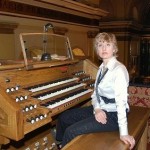 Liudmila ante el teclado del órgano de la Real Iglesia P. de San Ginés de Madrid